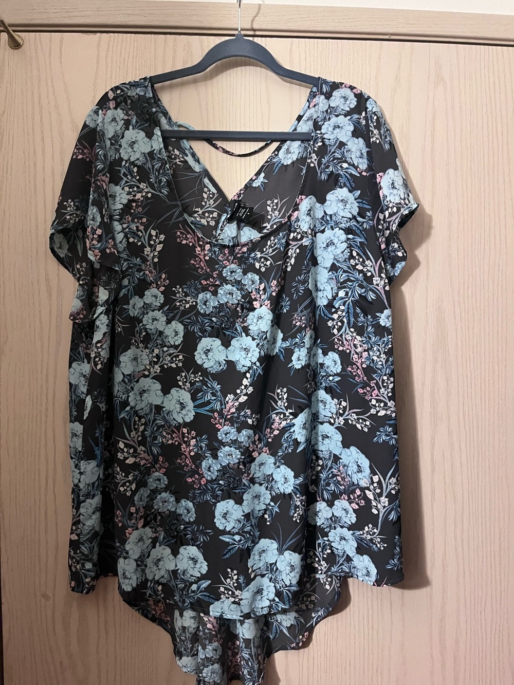 torrid Black Floral V-Neck Short Sleeve Blouse with Light Blue Print